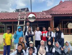 Safety Driving! Bryant Andhika TIM KKN 1 UNDIP 2025 Bersama Rekan Kelompok Melakukan Peningkatan Keselamatan Lalu Lintas melalui Pemasangan Cermin Cembung di Persimpangan Jalan di Desa Pakahan