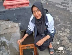 Upaya Perawatan Drainase, Mahasiswa KKN UNDIP Lakukan Pemasangan Alat Filtrasi Sampah Drainase Sederhana di Depan Kantor Desa Jati