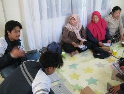 Lewat Inovasi Digital, Mahasiswa KKN-T Undip Dorong Budaya Evaluasi Warga di PKK Sambiroto Semarang