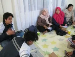 Lewat Inovasi Digital, Mahasiswa KKN-T Undip Dorong Budaya Evaluasi Warga di PKK Sambiroto Semarang