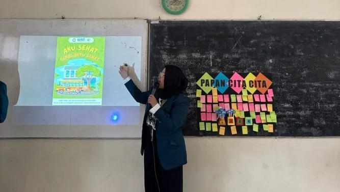 Sebuah gambar berisi dinding, pakaian, dalam ruangan, papan tulisKonten yang dihasilkan AI mungkin salah.