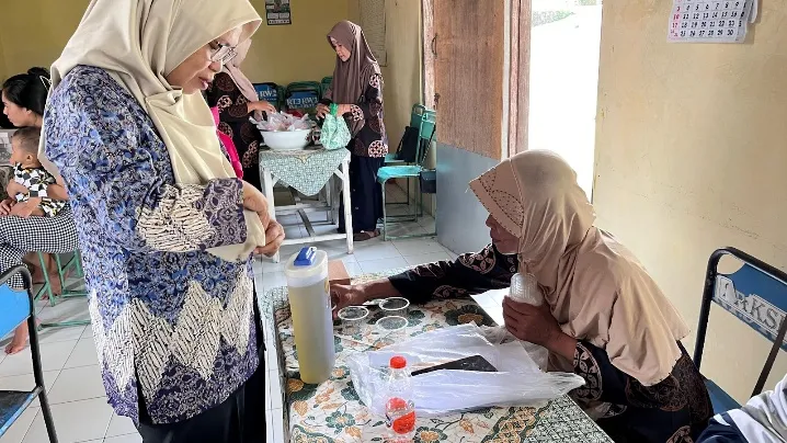 Sebuah gambar berisi pakaian, orang, meja, Wajah manusiaKonten yang dihasilkan AI mungkin salah.