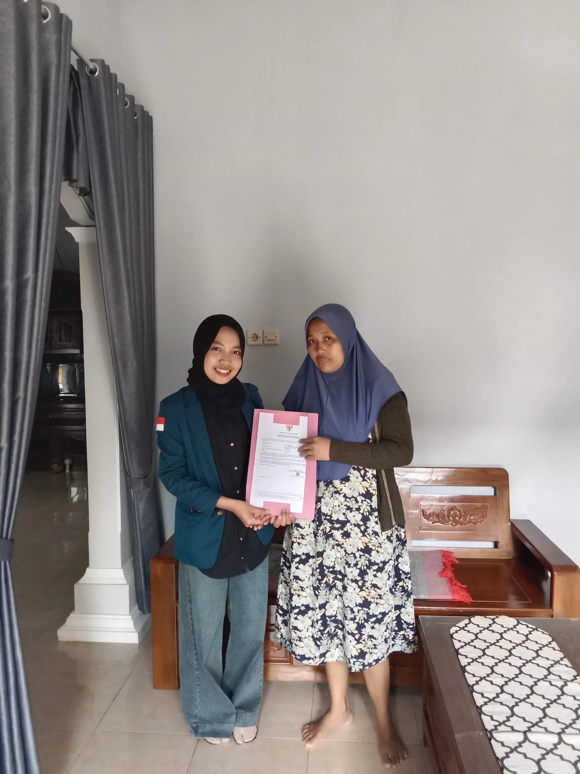 Two women holding a piece of paper

AI-generated content may be incorrect.