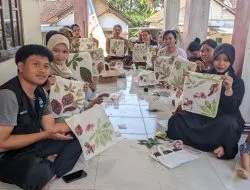 Tingkatkan Kreativitas, Mahasiswa KKN UPGRIS Kenalkan Ecoprint pada Masyarakat Dusun Cikmas