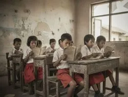 Buku Kusam di Tangan yang Lapar: Ironi Pendidikan di Negeri yang Katanya Merdeka